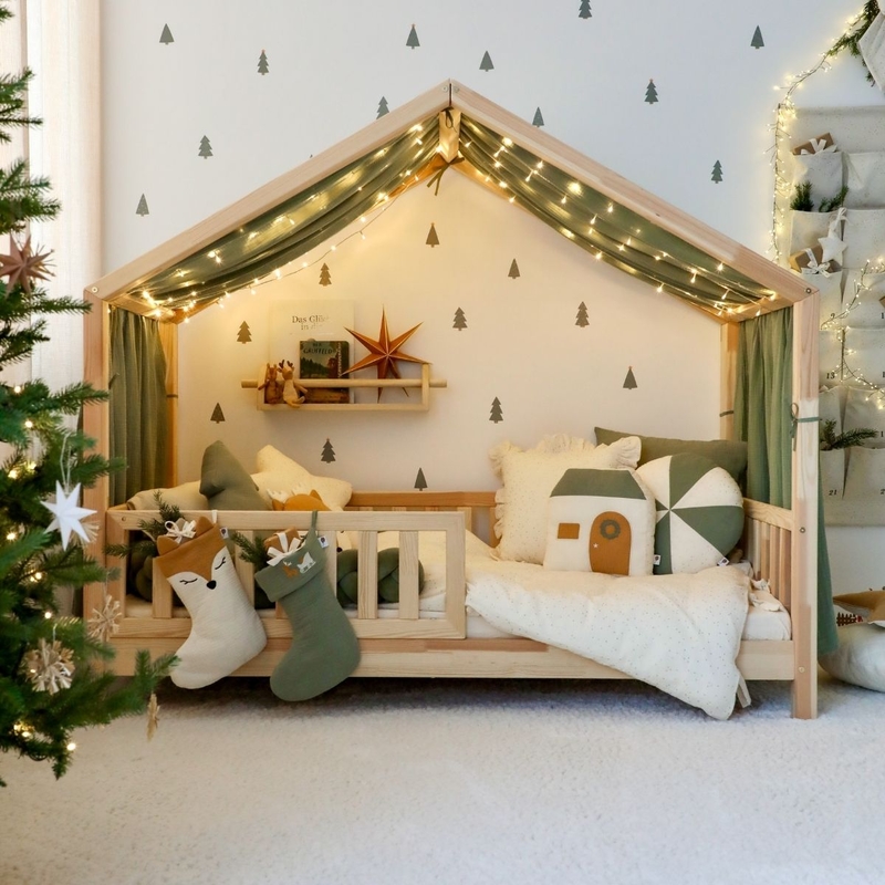 Kidsroom With House Bed &amp; Winter Decor In Khaki &amp; Cream